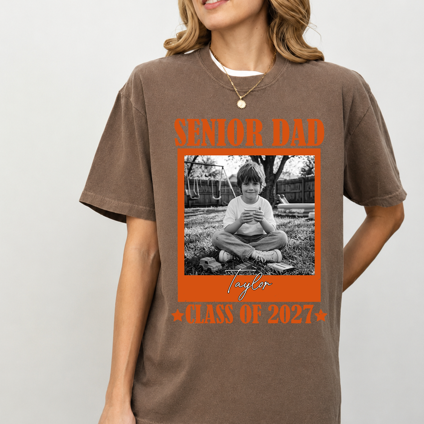 Custom Photo Senior Dad Mom 2027 Comfort Colors Shirt, Personalized Class Of 2027 Tee, Graduation Gift For Family 685374